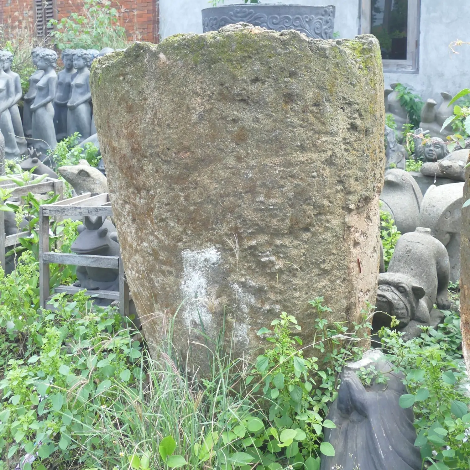  Product image 3 of the product “The Iceland Pot is made of limestone, it comes from coast of Indonesia. It is about 120cm height and 83cm depth. ”